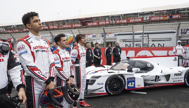 En esta imagen proporcionada por Sony Pictures, Archie Madekwe, de izquierda a derecha, Darren Barnet y Pepe Barroso en una escena de Gran Turismo. (Gordon Timpen/Sony Pictures vía AP)