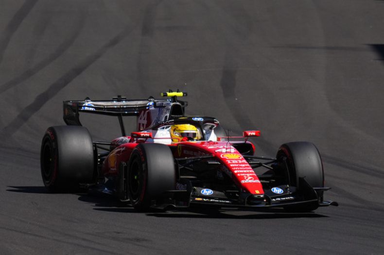 El británico Lewis Hamilton de Ferrari maniobra su auto durante el Gran Premio de España el domingo 13 de septiembre del 2026. (AP Foto/Manu Fernandez)