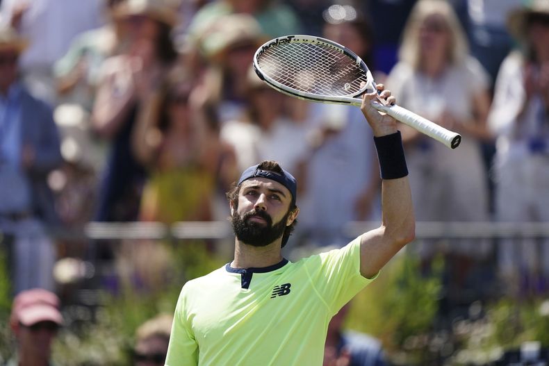 El australiano Jordan Thompson celebra tras vencer a Taylor Fritz en los cuartos de final del torneo Queens Club el viernes 21 de junio del 2024. (Zac Goodwin/PA via AP)