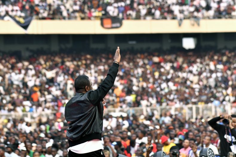 El cantante congoleño Mike Kalambayi se presenta en el Stade des Martyrs de Kinshasa, en República Democrática del Congo, el sábado 27 de julio de 2024. (AP Foto/Samy Ntumba Shambuyi)