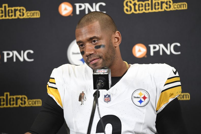 El quarterback de los Steelers de Pittsburgh, Russell Wilson, se dirige a los medios de comunicación después de un partido de pretemporada de la NFL contra los Lions de Detroit , el sábado 24 de agosto de 2024, en Detroit. (Foto AP/José Juárez)