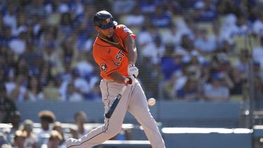 El cubano José Abreu (79), de los Astros de Houston, conecta un jonrón en la cuarta entrada del partido contra los Dodgers de Los Ángeles, en Los Ángeles, el domingo 25 de junio de 2023. Kyle Tucker también anotó en la jugada. (AP Photo/Ashley Landis)