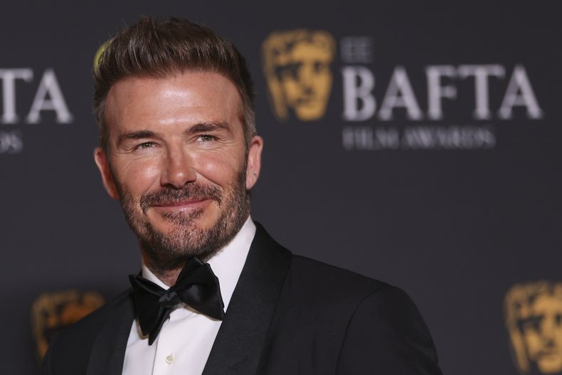 David Beckham posa a su llegada a la 77a entrega de los Premios de la Academia Británica de Cine (BAFTA) en Londres el domingo 18 de febrero de 2024. (Foto Vianney Le Caer/Invision/AP)