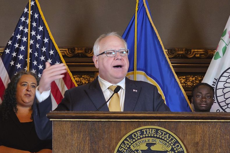 ARCHIVO - El gobernador demócrata de Minnesota, Tim Walz, habla en conferencia de prensa en el Capitolio estatal, el 16 de agosto de 2023, en St. Paul, Minnesota. (AP Foto/Steve Karnowski, archivo)