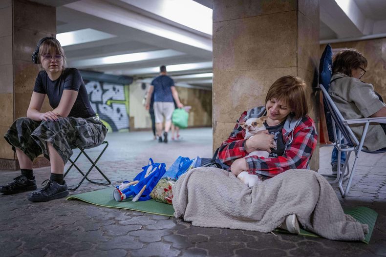 Un grupo de personas en una estación de tren subterráneo usada como refugio antibombas en Kiev, Ucrania, el 5 de julio del 2025. (AP foto/Dan Bashakov)
