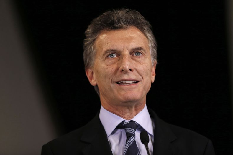 ARCHIVO - El presidente electo de Argentina Mauricio Macri habla ante la prensa en el palacio presidencial de La Moneda en Santiago, Chile, el 4 de diciembre de 2015. Macri asumió la presidencia del partido Propuesta Republicana, aliado del oficialismo de Javier Milei, el jueves 16 de mayo de 2024. (AP Foto/Luis Hidalgo, Archivo)