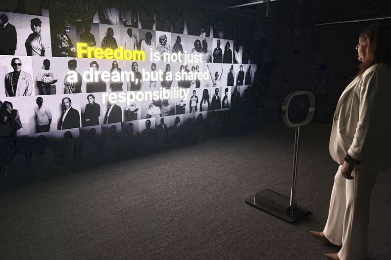 La presidenta de Miami Dade College, Madeline Pumariega, visita una exposición acerca de los exiliados cubanos, en la Torre de la Libertad, en Miami, el 8 de agosto de 2025. (AP Foto/Joshua Goodman)