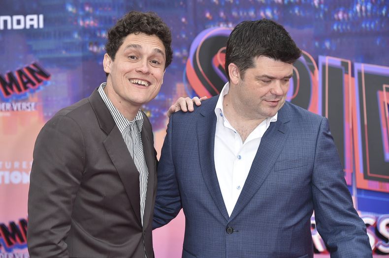 ARCHIVO- Phil Lord, izquierda, y Christopher Miller llegan al estreno mundial de Spider-Man: Across The Spider-verse el martes 30 de mayo de 2023, en Regency Village Theatre en Los Angeles. (Foto Richard Shotwell/Invision/AP, archivo)