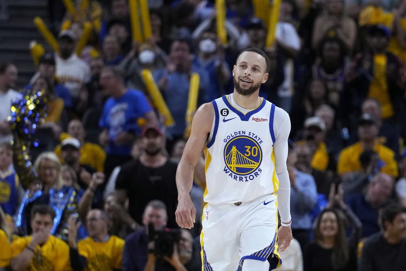 Stephen Curry, de los Warriors de Golden State, sonríe durante el quinto partido de las semifinales de la Conferencia Oeste ante los Lakers de Los Ángeles, el miércoles 10 de mayo de 2023 (AP Foto/Godofredo A. Vásquez)