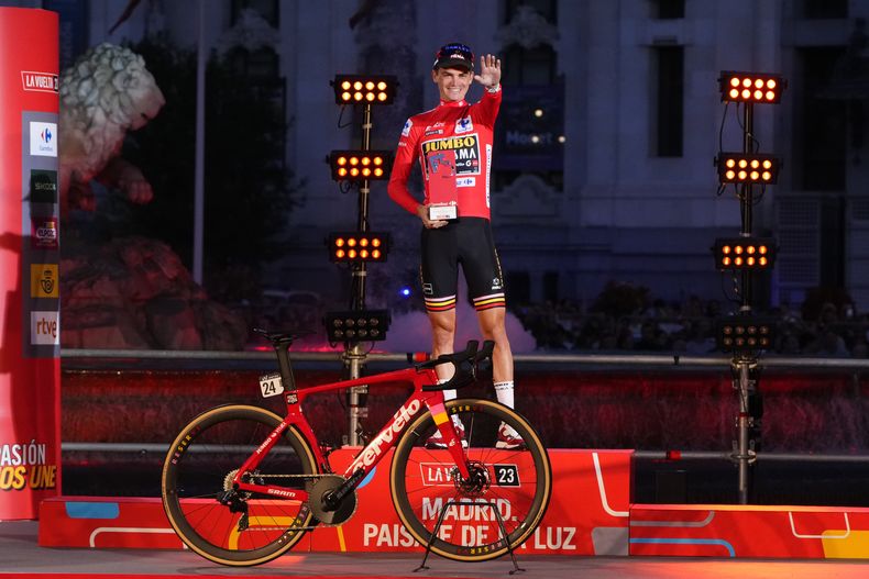 Sepp Kuss de Jumbo-Visma celebra en el podio luego de consagrarse campeón de la Vuelta a España en el Hipódromo de La Zarzuela, el domingo 17 de septiembre de 2023, en Madrid. (AP Foto/Manu Fernández)