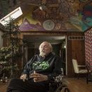 ARCHIVO - John Sinclair habla en la Cafeteriá de la Fundación John Sinclair, el 26 de diciembre de 2018, en Detroit. Sinclair, un poeta, productor musical y figura de la contracultura cuya larga sentencia de prisión por posesión de marihuana inspiraron una canción de John Lennon y un concierto lleno de estrellas en 1971 para liberarlo, murió a los 82 años el martes 1 de abril de 2024 en el Detroit Receiving Hospital por insuficiencia cardíaca congestiva luego de una enfermedad, dijo su publicista Matt Lee. (Junfu Han/Detroit Free Press via AP, archivo)
