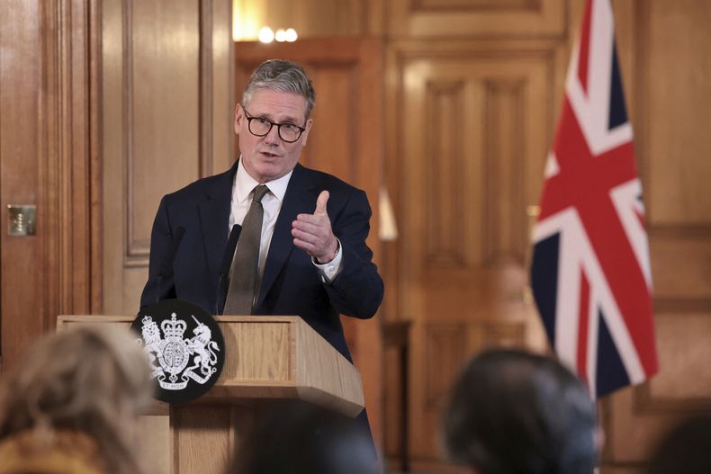 El primer ministro británico, Keir Starmer, pronuncia un discurso después de su primera reunión con el Gabinete tras asumir el cargo, en Londres, el sábado 6 de julio de 2024.(Claudia Greco, Pool Foto vía AP)
