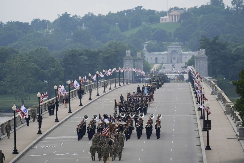 Un desfile militar conmemorativo del 250mo aniversario del Ejército de EEUU que coincide con el 79no cumpleaños del presidente Donald Trump, cruza el río Potomac desde Virginia hacia Washington, el sábado 14 de junio de 2025, en Washington. La casa de Robert E. Lee, Arlington House, se encuentra en el Cementerio Nacional de Arlington, en Arlington, Virginia, al fondo. (Foto AP/Stephanie Scarbrough)