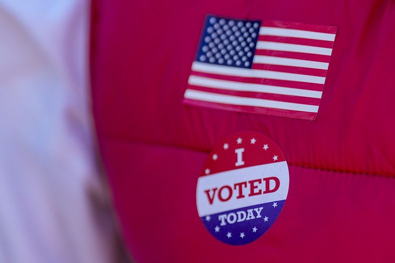 Ron Worley, candidato a un puesto local, ostenta su etiqueta engomada de yo voté en la entrada a un lugar de votación, 5 de marzo de 2024 en Belmont, Carolina del Norte, EEUU. (AP Foto/Chris Carlson)