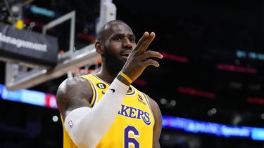 LeBron anota 48 y corta mala racha con victoria ante Rockets