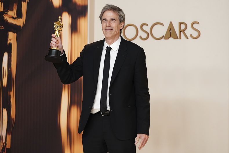 Walter Salles, ganador del Oscar a la mejor película internacional por “Ainda estou aquí” posa en la sala de prensa de los Oscar el domingo 2 de marzo de 2025 en el Teatro Dolby de Los Ángeles. (Foto Jordan Strauss/Invision/AP)