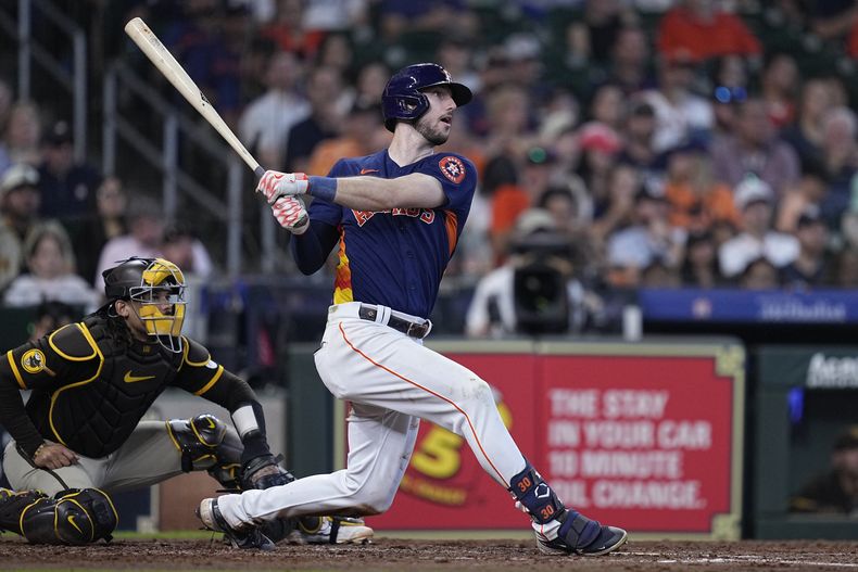 Kyle Tucker de los Astros de Houston conecta un triple productivo en la 6ta entrada del juego ante los Padres de San Diego, en Houston. Domingo 10 de septiembre de 2023.(AP Foto/Kevin M. Cox)