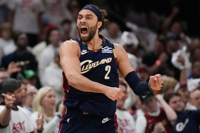El escolta de los Cavaliers de Cleveland, Max Strus (2), celebra una pérdida de balón de los Pistons de Detroit en la primera mitad del Juego 3 de una serie de la segunda ronda de los playoffs de baloncesto de la NBA, el sábado 9 de mayo de 2026, en Cleveland. (Foto AP/Sue Ogrocki)