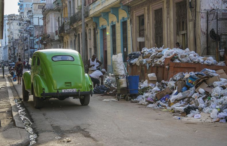 Un automóvil clásico estadounidense pasa junto a un basurero en La Habana, Cuba, el martes 24 de septiembre de 2024. (Foto AP/Ramón Espinosa)