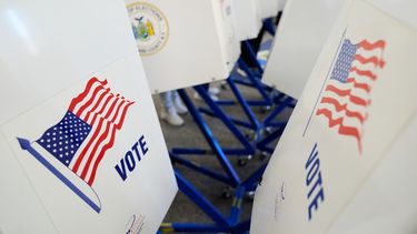Votantes llenan sus papeletas en un centro de votación anticipada, el lunes 26 de octubre de 2026, en Haverstraw, Nueva York. (AP Foto/Seth Wenig)