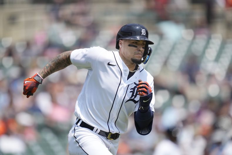 Javier Báez de los Tigres de Detroit tras batear un sencillo remolcador ante los Reales de Kansas City, el miércoles 21 de junio de 2023. (AP Foto/Carlos Osorio)