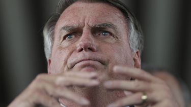 El expresidente brasileño Jair Bolsonaro habla con la prensa en el Congreso, el miércoles 26 de marzo de 2025, en Brasilia, después de que un panel de jueces del Supremo Tribunal Federal aceptó cargos en su contra por un supuesto intento por permanecer en el poder luego de su derrota electoral de 2022. (AP Foto/Luis Nova)