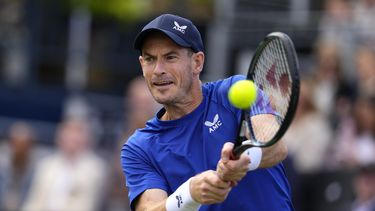 ARCHIVO - Foto del 19 de junio del 2024, el británico Andy Murray enfrenta al australiano Jordan Thompson en el primer encuentro de Queens Club en Londres. El jueves 27 de junio del 2024, Murray aún no decide si participará en Wimbledon. (AP Foto/Kirsty Wigglesworth, Archivo)