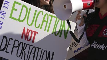 ARCHIVO - Estudiantes protestan en la Universidad Estatal de Arizona contra un evento que alienta a los alumnos a reportar a sus compañeros delincuentes al ICE para que sean deportados, el 31 de enero de 2025, en Tempe, Arizona. (AP Foto/Ross D. Franklin, Archivo)