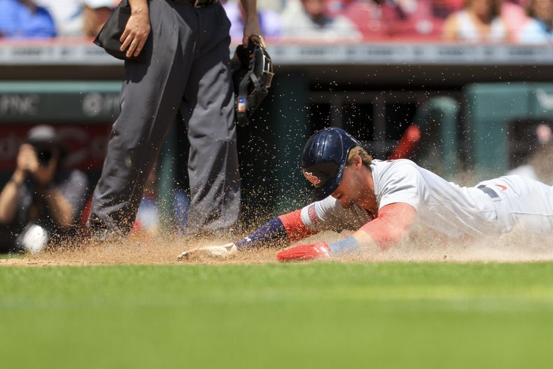 Nolan Gorman de los Cardenales de San Luis anota una carrera tras un lanzamiento descontrolado de Lucas Sims de los Rojos de Cincinnati, el jueves 25 de mayo de 2023. (AP Foto/Aaron Doster)