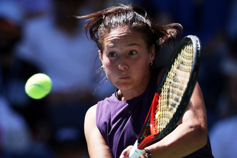 ARCHIVO - Daria Kasatkina devuelve ante Naomi Osaka durante la tercera ronda del Abierto de Estados Unidos, el 30 de agosto de 2025, en Nueva York. (AP Foto/Heather Khalifa)
