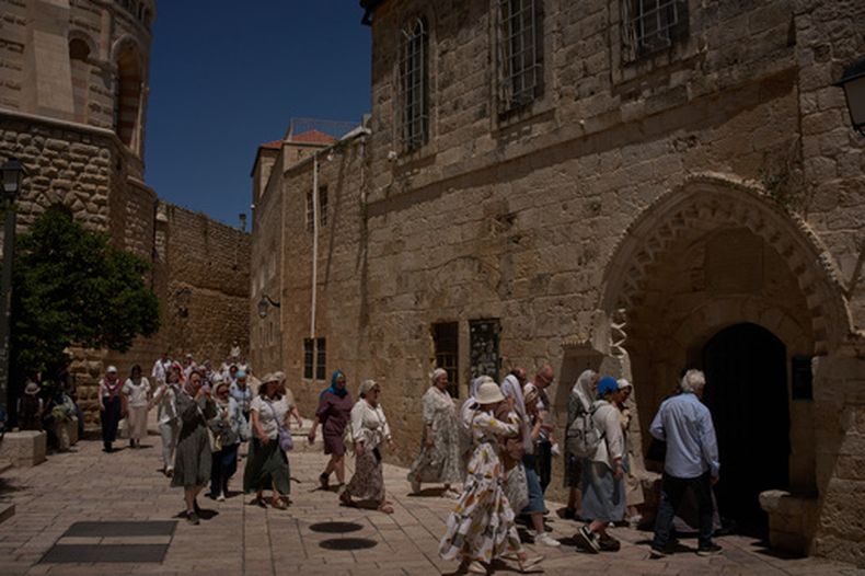 Peregrinos cristianos visitan el Cenáculo, donde muchos creen que se celebró la Última Cena descrita en la Biblia, el viernes 1 de mayo de 2026, mientras pasan junto al lugar donde una monja fue atacada por un hombre el miércoles anterior. (AP Foto/Leo Correa)