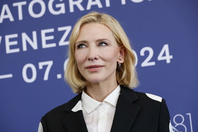 Cate Blanchett posa en la sesión fotográfica de la serie de televisión Disclaimer durante la 81ª edición del Festival de Cine de Venecia en Venecia, Italia, el jueves 29 de agosto de 2024. (Foto Joel C Ryan/Invision/AP)