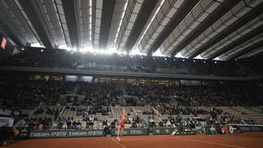 Aryna Sabalenka saca ante Paula Badosa en el Abierto de Francia, el sábado 1 de junio de 2024. (AP Photo/Christophe Ena)