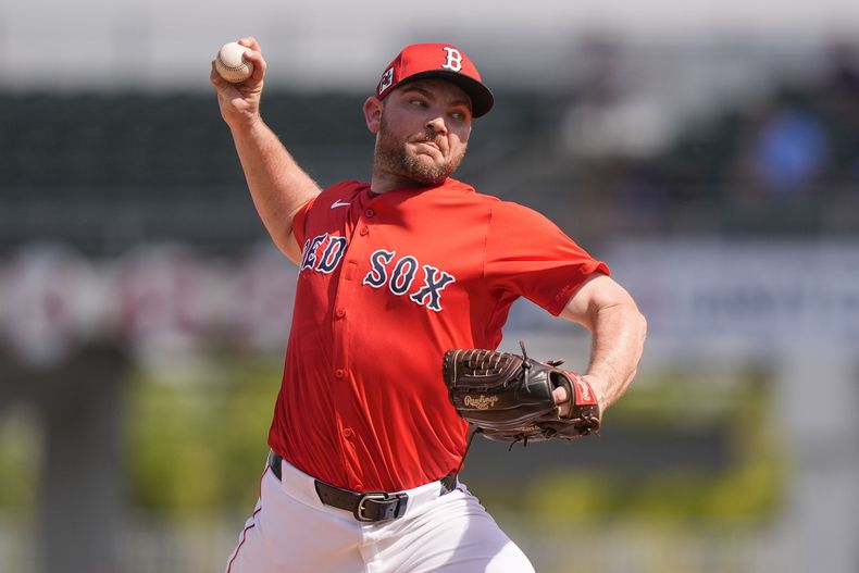 El lanzador de los Medias Rojas de Boston Liam Hendriks lanza en la cuarta entrada de los entrenamientos de primavera ante los Rays de Tampa Bay el miércoles 26 de febrero del 2025. (AP Foto/Gerald Herbert)