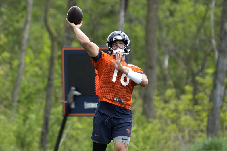 Caleb Williams, quarterback de los Bears de Chicago, lanza un pase durante el campamento de novatos del equipo de la NFL, en las instalaciones de Halas Hall en Lake Forest, Ilinois, el viernes 10 de mayo de 2024. (AP Foto/Nam Y. Huh)