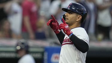 El venezolano Andrés Giménez, de los Guardianes de Cleveland, festeja al conectar un jonrón ante los Medias Blancas de Chicago, el viernes 4 de agosto de 2023 (AP Foto/Sue Ogrocki)