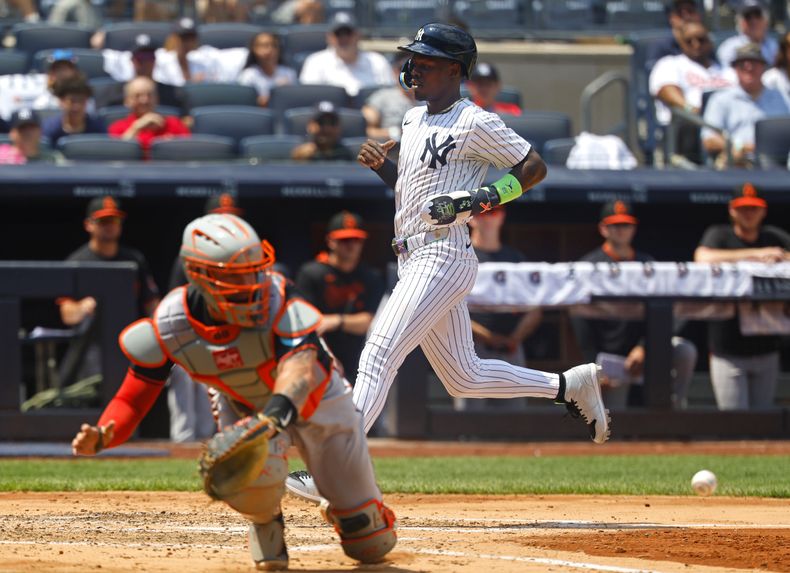 Jazz Chisholm Jr. de los Yankees de Nueva York anota una carrera frente al receptor Gary Sánchez de los Orioles de Baltimore durante la tercera entrada de un partido de béisbol, el sábado 21 de junio de 2025, en Nueva York. (AP Photo/Noah K. Murray)