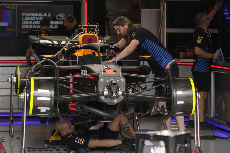 Las cuadrillas de Red Bull trabajan en el bólido del holandés Max Verstappen, de cara al Gran Premio de Brasil, el jueves 31 de octubre de 2024 (AP foto/Andre Penner)