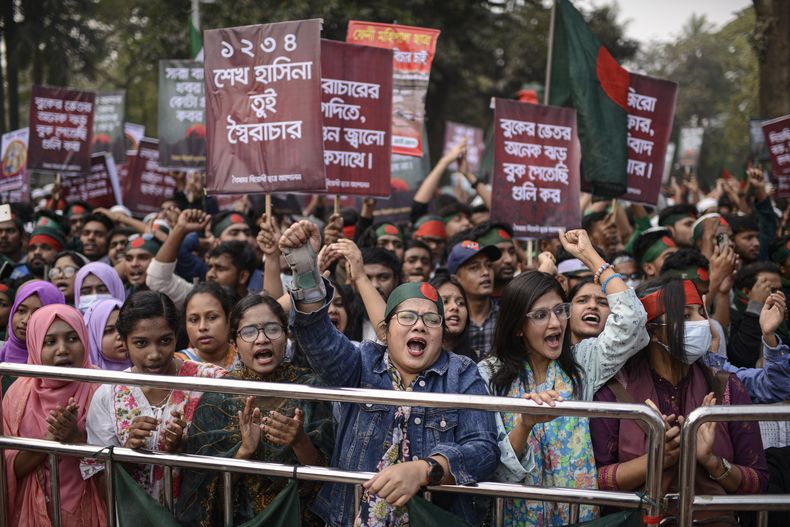 Un grupo de manifestantes, principalmente estudiantes, gritan consignas durante la “Marcha por la Unidad”, organizada por el Movimiento Estudiantil Antidiscriminación en el Monumento al Mártir, en Daca, Bangladesh, el martes 31 de diciembre de 2024. (AP Foto/Mahmud Hossain Opu)