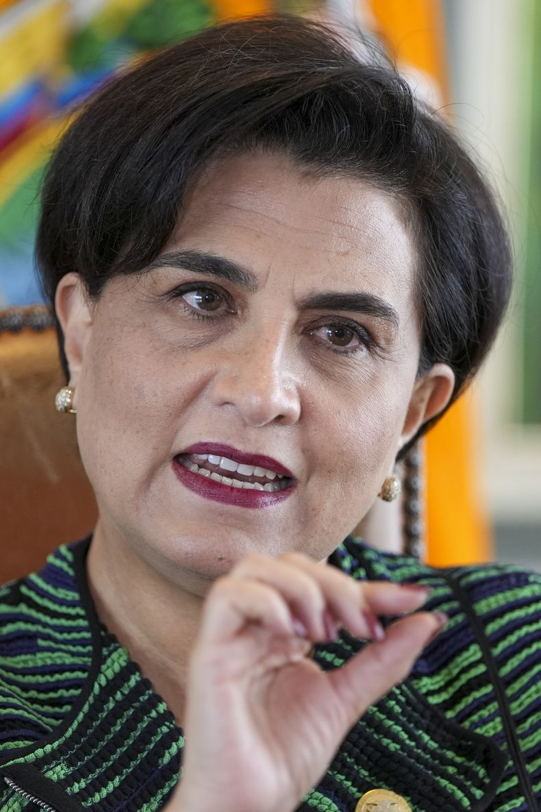 La ministra de Relaciones Exteriores de Ecuador, Gabriela Sommerfeld, da una entrevista en su oficina en Quito, Ecuador, el martes 28 de mayo de 2024. Sommerfeld dijo que Ecuador aceptó la solicitud de México de que un tercer país sirva como canal de comunicación diplomática, pero no identificó a ese tercer país. (AP Foto/Dolores Ochoa)