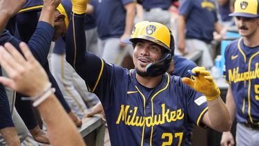 El dominicano de los Cerveceros de Milwaukee, Willy Adames reaccionó en el banco luego de conectar un jonrón de dos carreras en el primer episodio del juego de béisbol ante los Bravos de Atlanta, el martes 6 de agosto de 2024, en Atlanta. (AP Foto/John Bazemore)