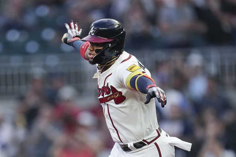 El venezolano Ronald Acuña Jr., de los Bravos de Atlanta, recorre las bases luego de sacudir un jonrón en el juego del martes 19 de septiembre de 2023, ante los Filis de Filadelfia (AP Foto/John Bazemore)