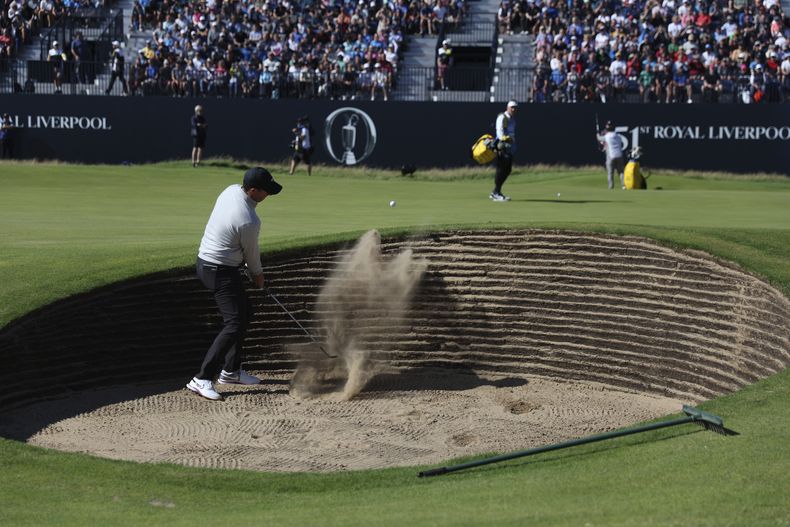 El británico Rory McIlroy en un bunker en la sesión de prácticas en el hoyo 18 antes del inicio del Abierto Británico el miércoles 19 de julio del 2023. (AP Foto/Peter Morrison)