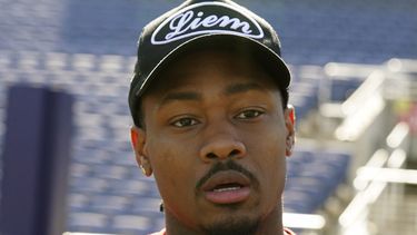 ARCHIVO - El receptor abierto de la AFC, Stefon Diggs (14), de los Buffalo Bills, habla antes de la práctica del Pro Bowl en el Camping World Stadium el viernes 2 de febrero de 2024 en Orlando, Florida. Los Buffalo Bills enviaron a a Stefon Diggs a los Houston Texans el miércoles 3 de abril de 2024, confirmó a The Associated Press una persona con conocimiento del movimiento. (AP Foto/Vera Nieuwenhuis, Archivo)