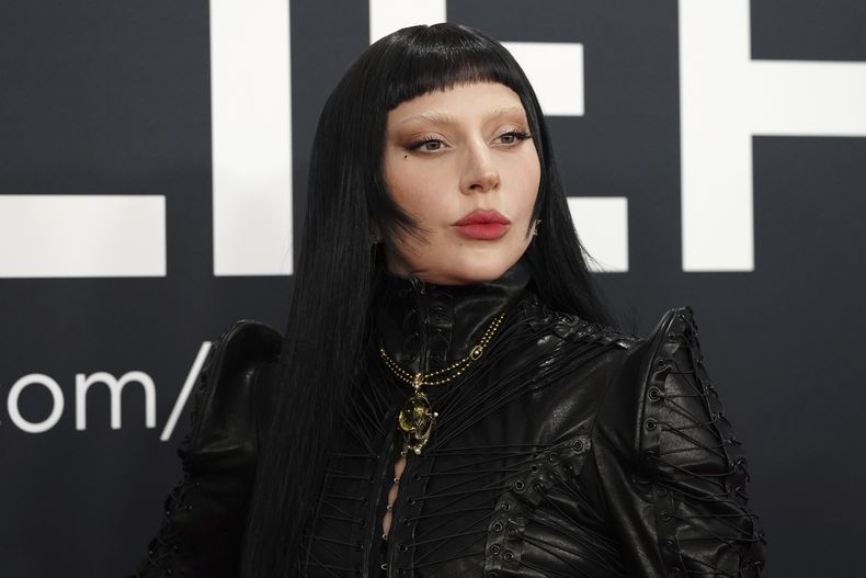 Lady Gaga llega a la 67ma entrega anual de los Grammy el domingo 2 de febrero de 2025 en Los Ángeles. (Foto Jordan Strauss/Invision/AP)
