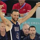 El estadounidense Stephen Curry (4) tras encestar durante la final del baloncesto masculino contra Francia en los Juegos Olímpicos de París, el sábado 10 de agosto de 2024. (AP Foto/Michael Conroy)