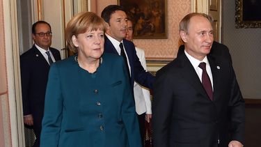 americateve | La canciller alemana, Angela Merkel (delante, izquierda), el presidente ruso Vladimir Putin (derecha), el primer ministro de Italia, Matteo Renzi (centro) y el presidente franc&eacute;s Fran&ccedil;ois Hollande a su llegada a una reuni&oacute;n en el marc