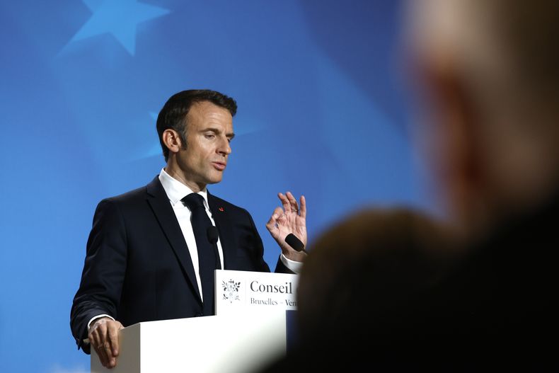 El presidente francés Emmanuel Macron habla durante una conferencia de prensa en una cumbre de la Unión Europea, en Bruselas el viernes 27 de octubre de 2023. (AP Foto/Omar Havana)
