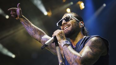 ARCHIVO - El cantante colombiano Maluma en el escenario del Auditorio Stravinski en la 57a edición del Festival de Jazz de Montreux (MJF), en Montreux, Suiza el 11 de julio de 2023. El viernes Maluma lanzará su más recient álbum, Don Juan. (Valentin Flauraud/Keystone vía AP, archivo)