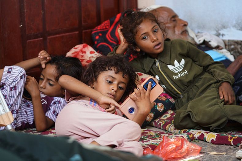 Yemeníes desplazados descansan en un refugio en el distrito de Adén, Yemen, el sábado 1 de septiembre de 2026, tras huir de ataques hutíes en las localidades costeras occidentales de al-Khokha y Moha. (AP Foto/Abdulnasser Alseddik)